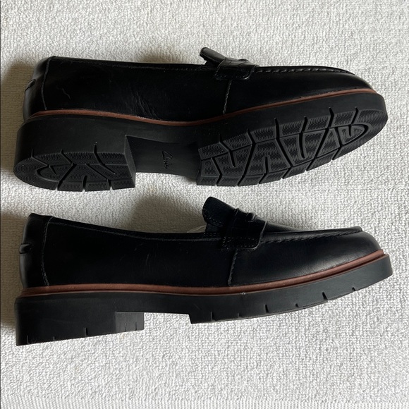 Clarks Women's Black Loafers - Picture 5 of 6